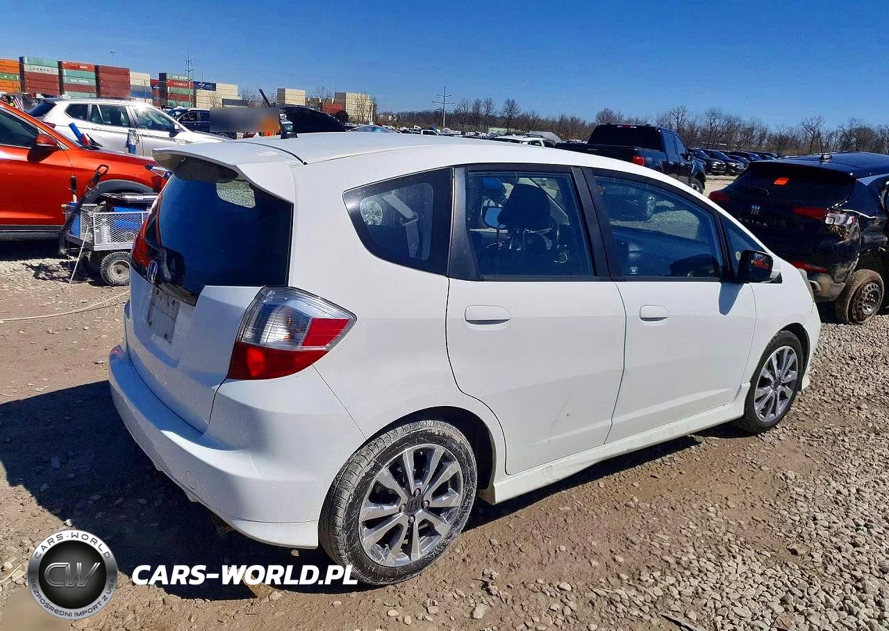 2013 Honda Fit Sport VIN:JHMGE8H58DC074087 - 3