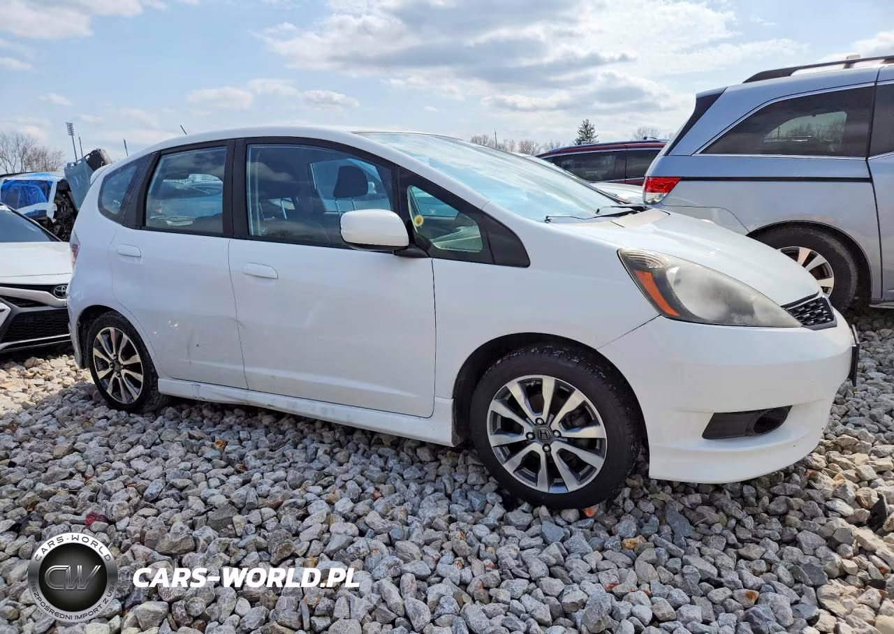 2013 Honda Fit Sport VIN:JHMGE8H58DC074087 - 4
