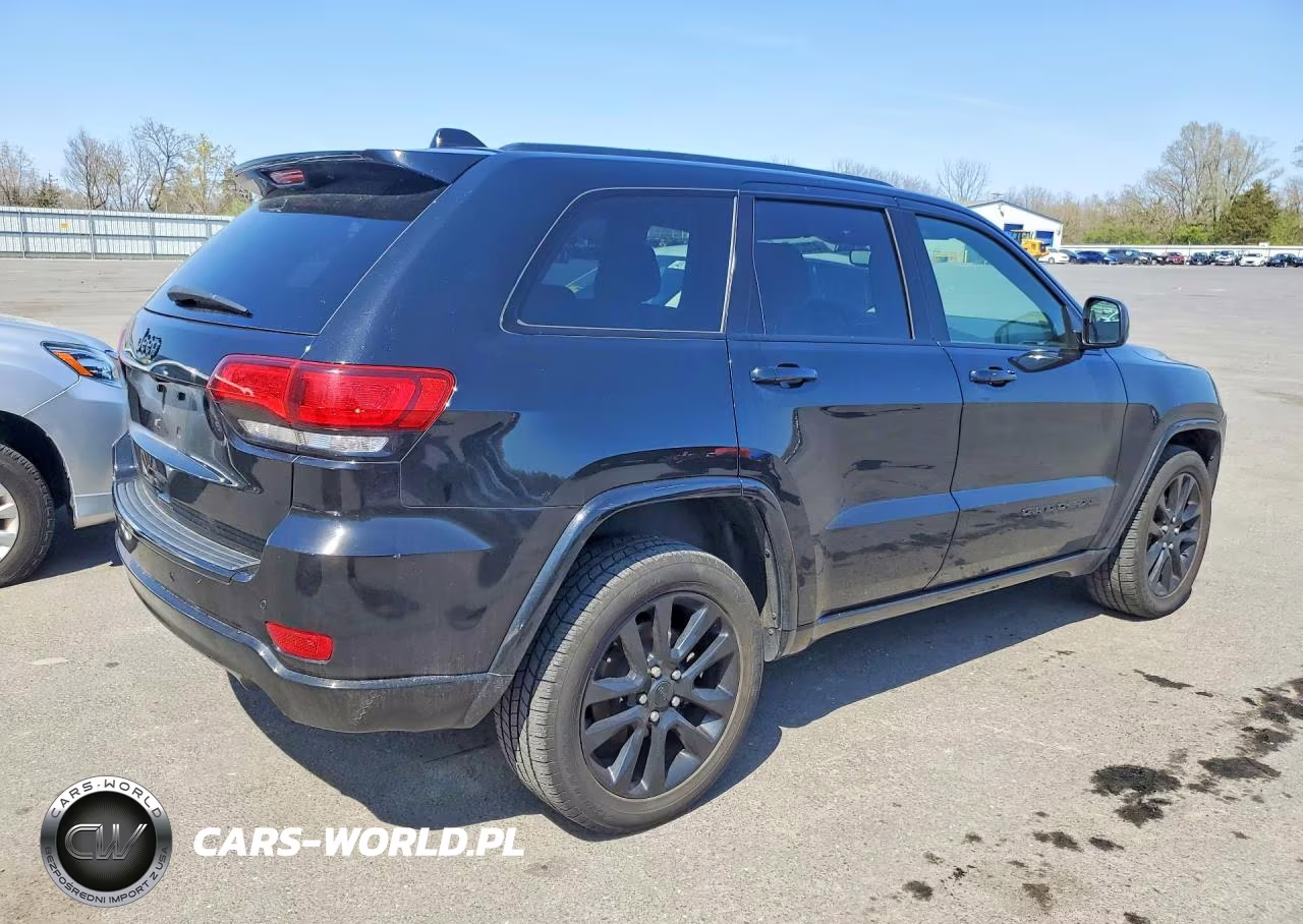 2018 Jeep Grand Cherokee Laredo VIN:1C4RJFAG9JC214312 - 3