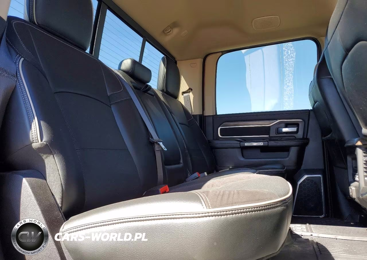 2019 Ram 2500 Laramie VIN:3C6UR5FL1KG553638 - 10
