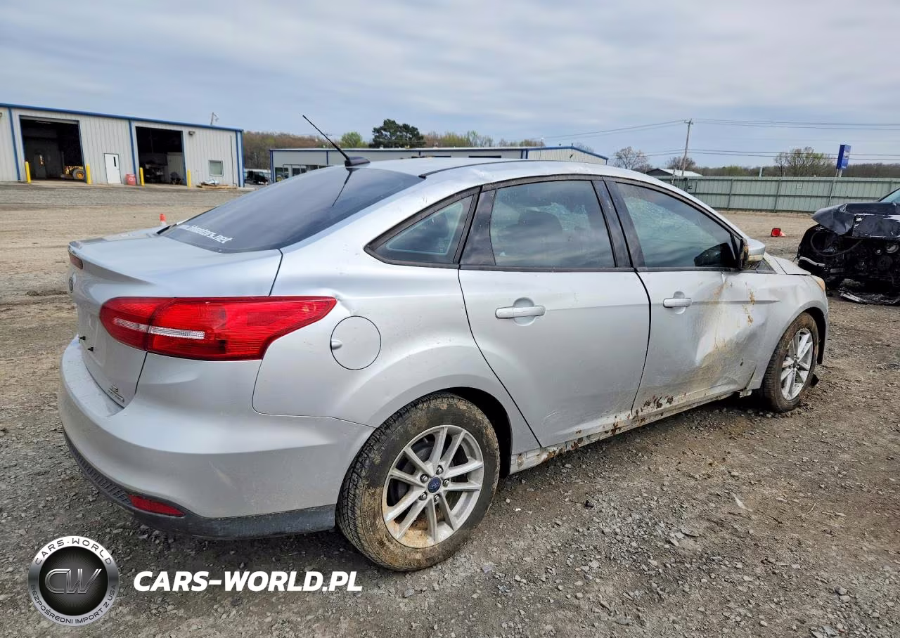 2015 Ford Focus Se VIN:1FADP3F28FL252728 - 3