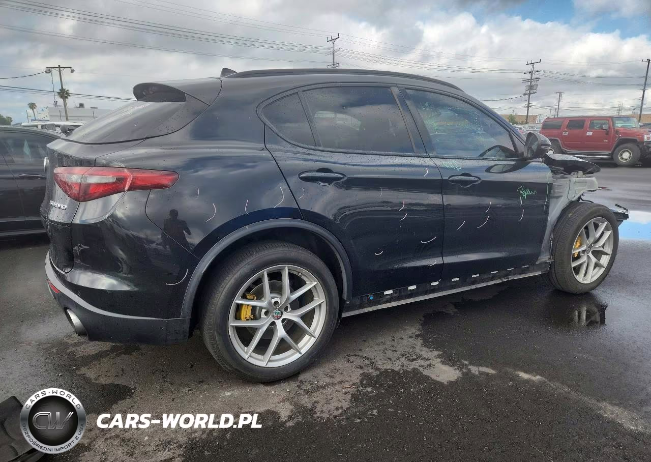 2018 Alfa Romeo Stelvio Ti Sport VIN:ZASFAKNN6J7B92273 - 3