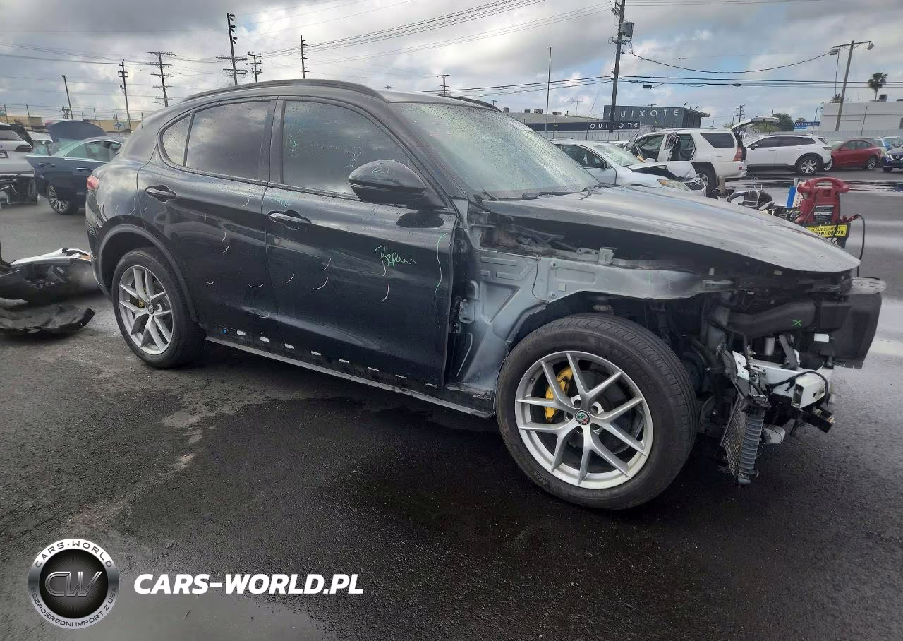 2018 Alfa Romeo Stelvio Ti Sport VIN:ZASFAKNN6J7B92273 - 4