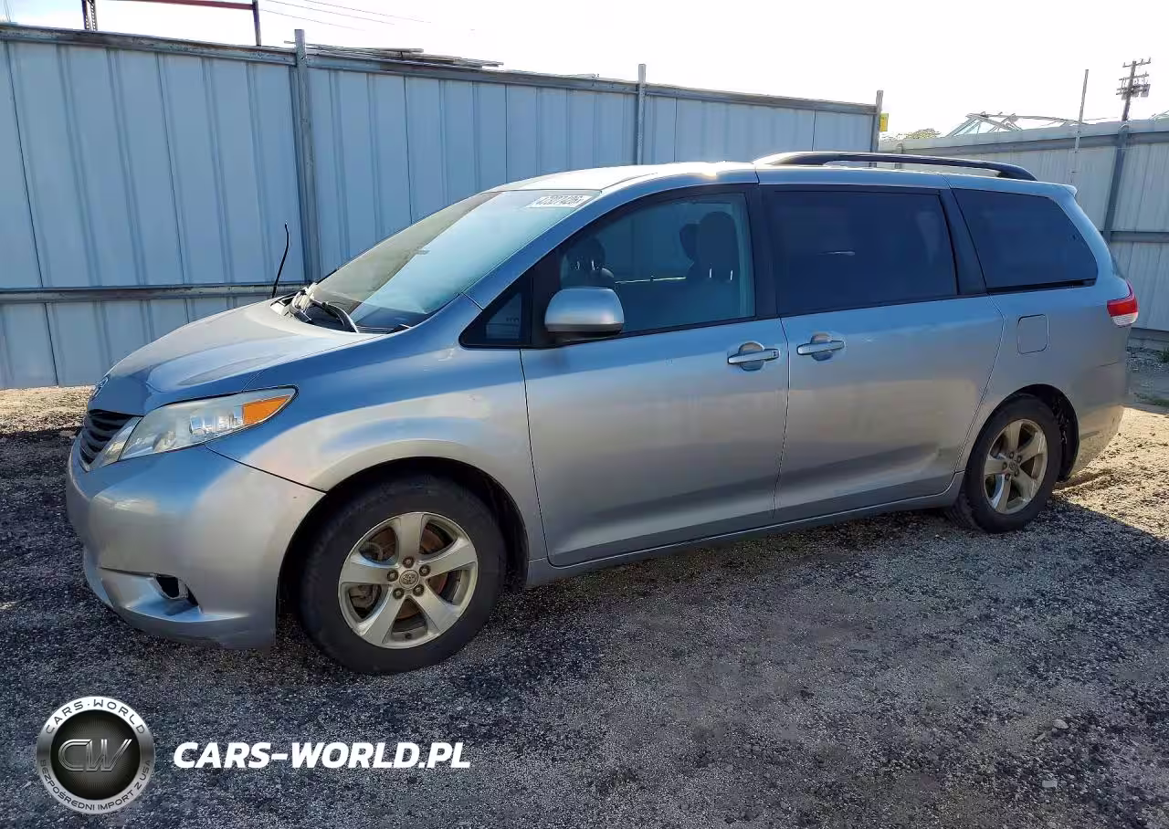2013 Toyota Sienna Le 8-Passenger