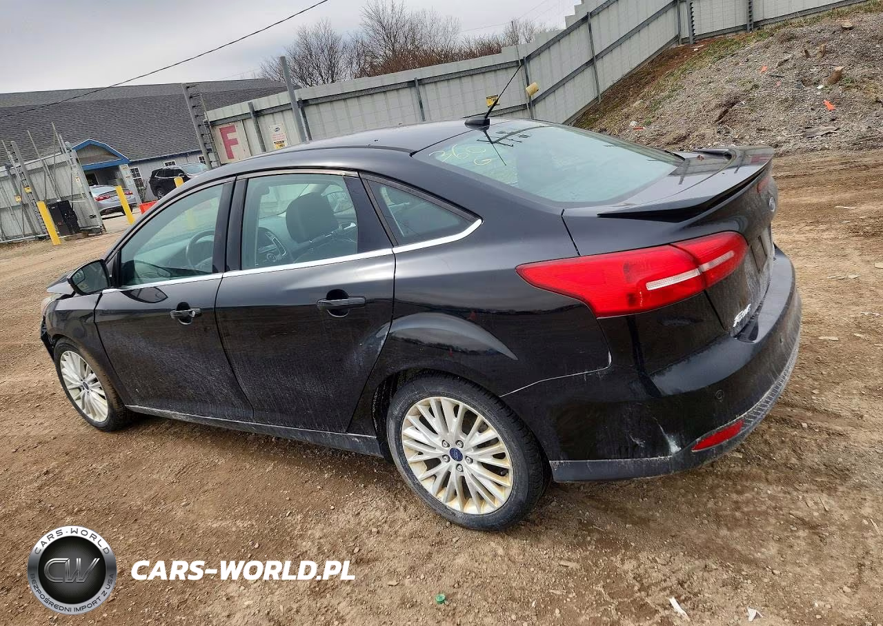 2018 Ford Focus Titanium VIN:1FADP3J2XJL252052 - 2