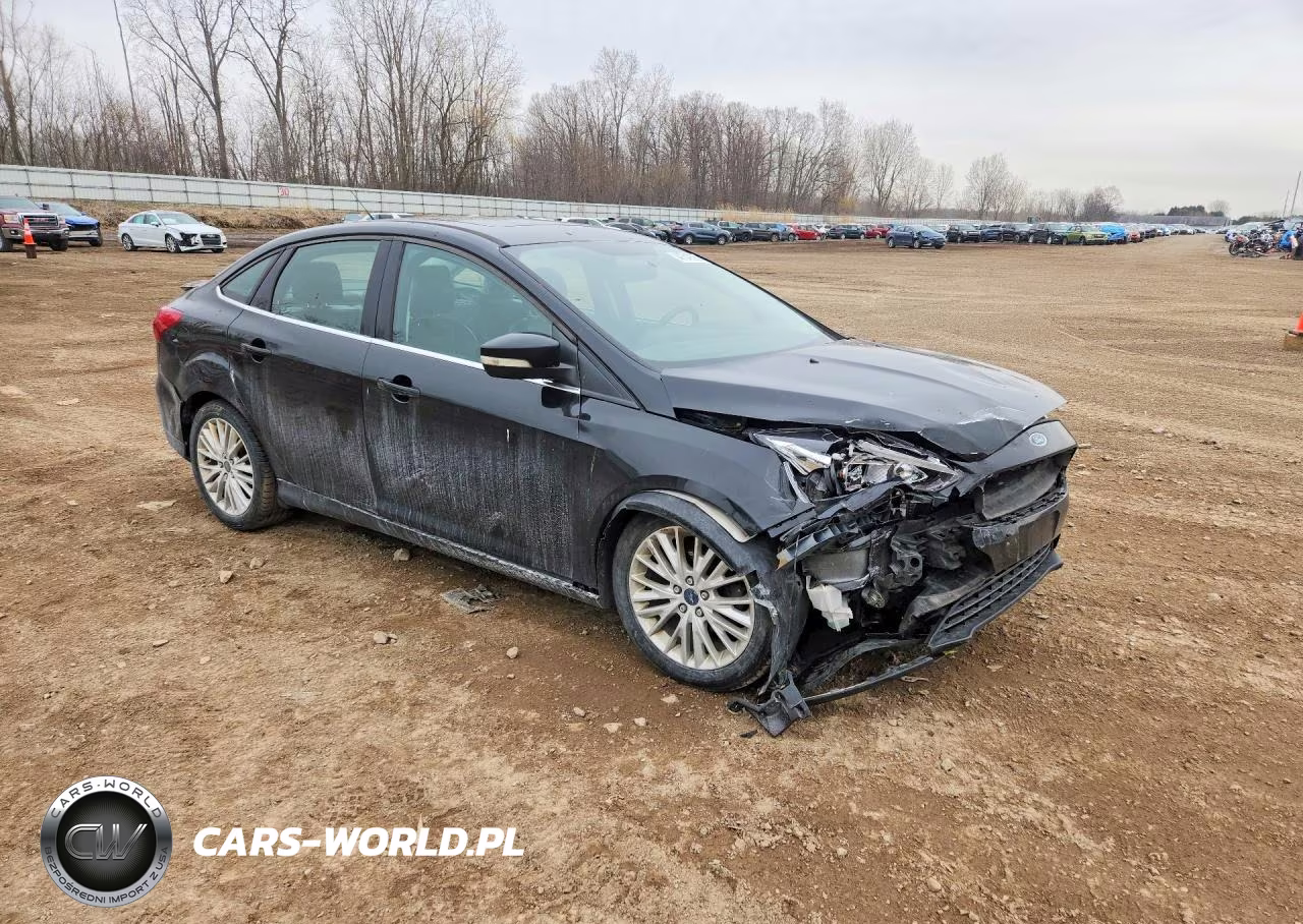 2018 Ford Focus Titanium VIN:1FADP3J2XJL252052 - 4