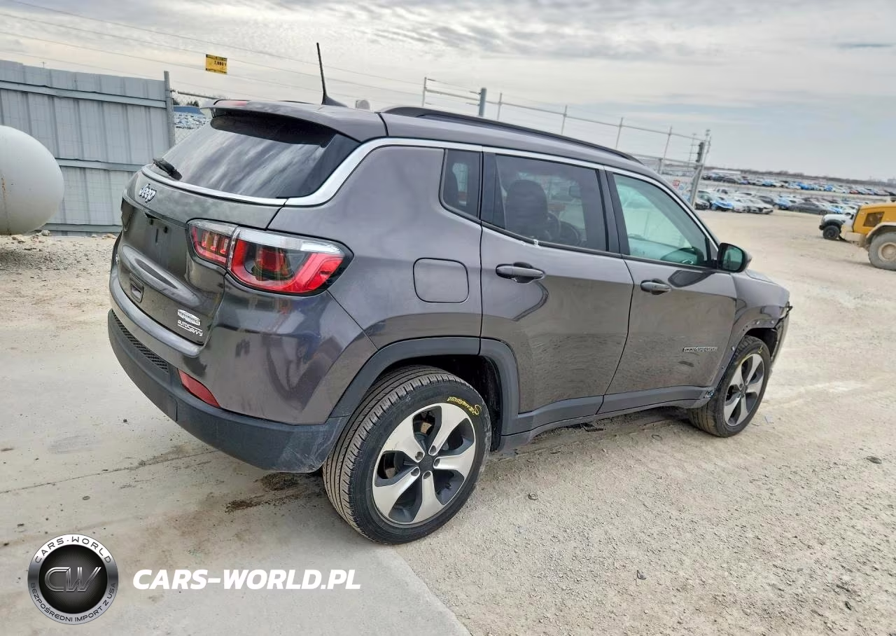 2018 Jeep Compass Latitude VIN:3C4NJDBB7JT104188 - 3