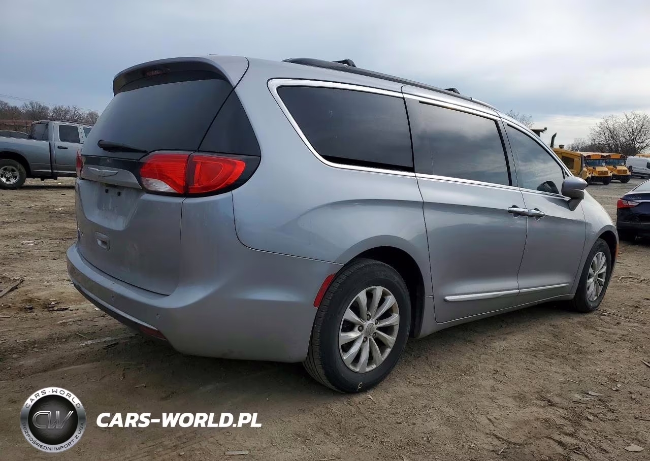 2017 Chrysler Pacifica Touring L VIN:2C4RC1BG8HR511889 - 3