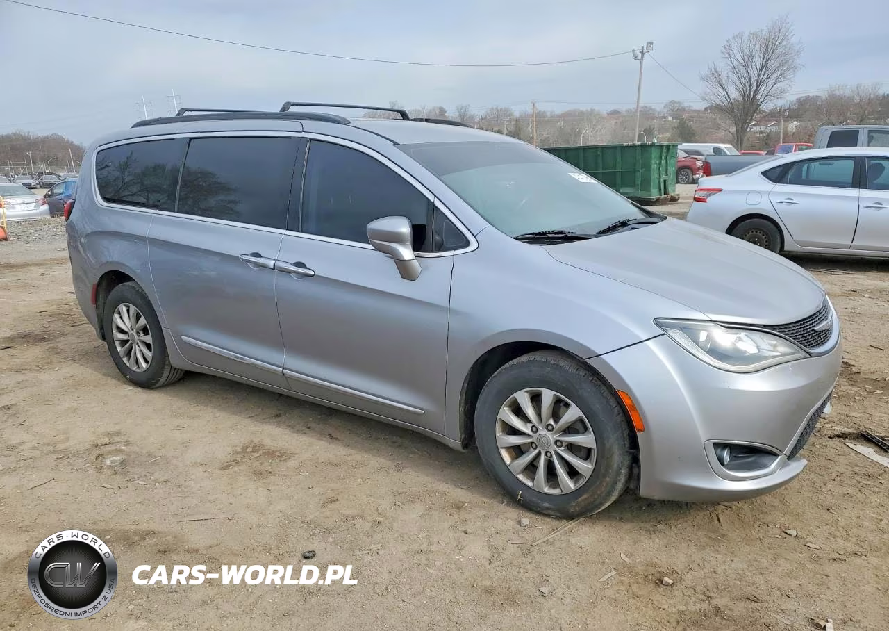 2017 Chrysler Pacifica Touring L VIN:2C4RC1BG8HR511889 - 4