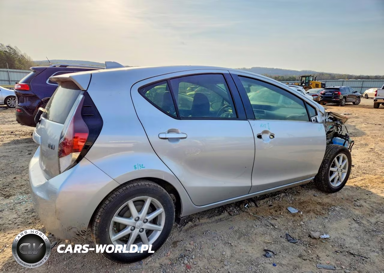 2015 Toyota Prius C Four VIN:JTDKDTB36F1089369 - 3