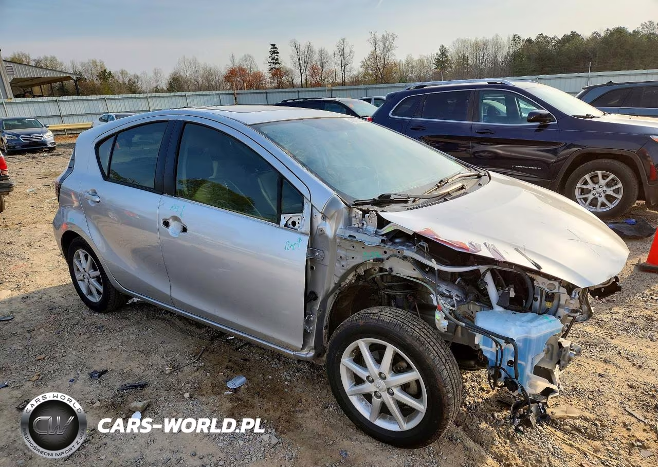 2015 Toyota Prius C Four VIN:JTDKDTB36F1089369 - 4