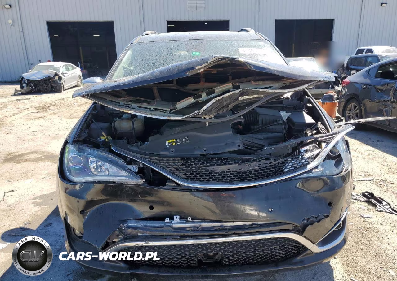 2017 Chrysler Pacifica Limited VIN:2C4RC1GGXHR770845 - 5