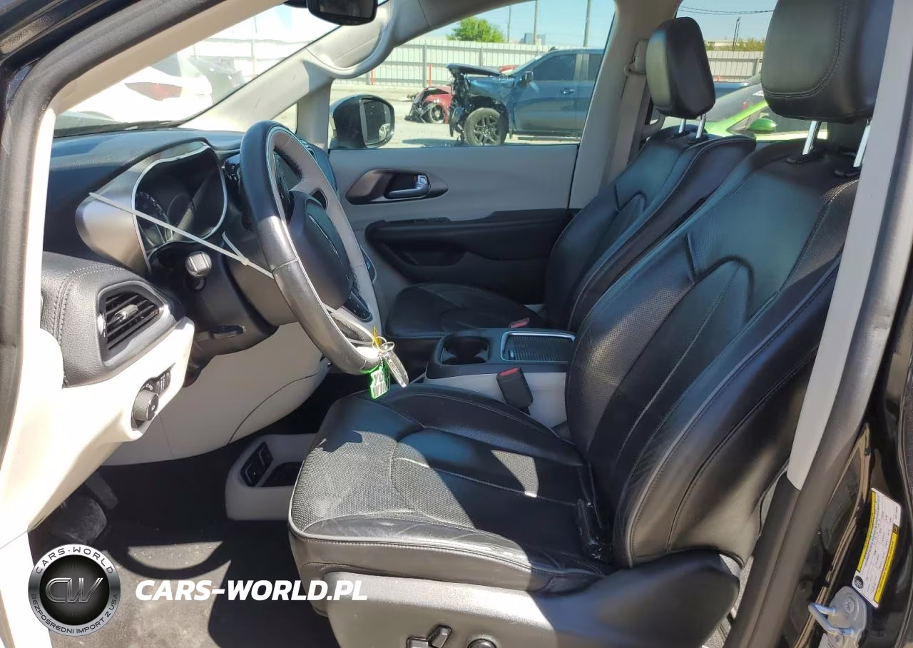 2017 Chrysler Pacifica Limited VIN:2C4RC1GGXHR770845 - 7