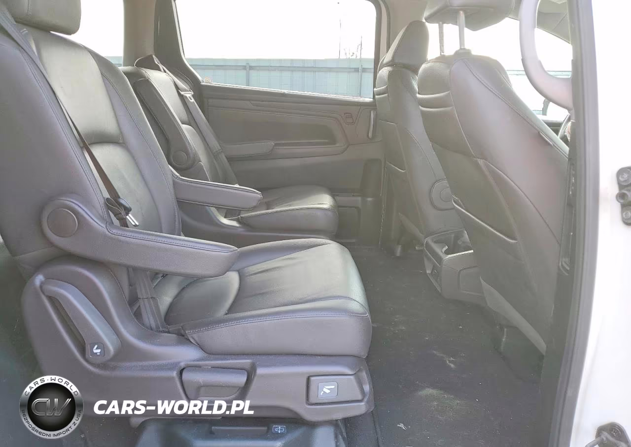 2018 Honda Odyssey Touring VIN:5FNRL6H85JB039374 - 11
