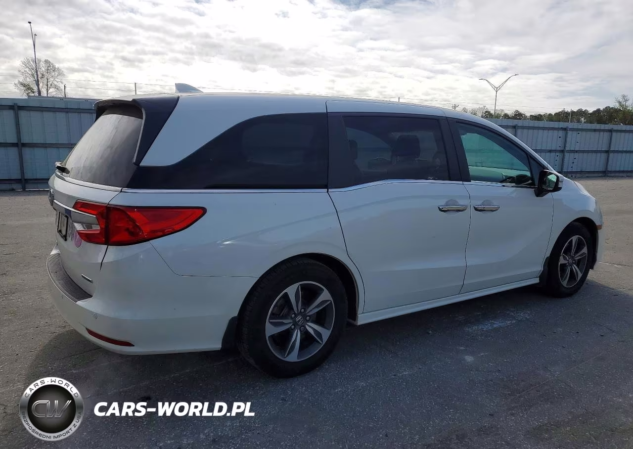 2018 Honda Odyssey Touring VIN:5FNRL6H85JB039374 - 3