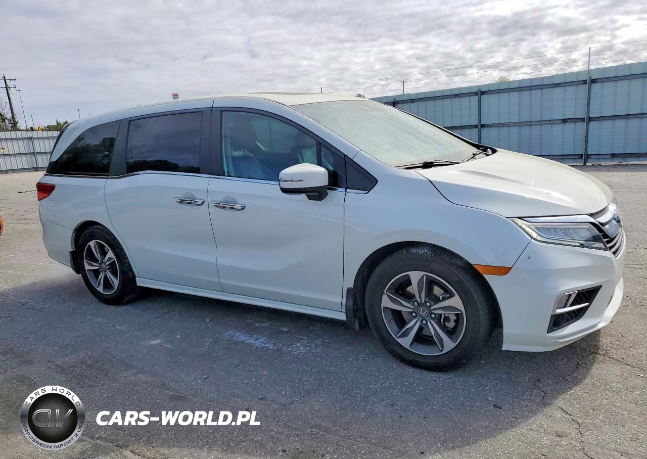 2018 Honda Odyssey Touring VIN:5FNRL6H85JB039374 - 4