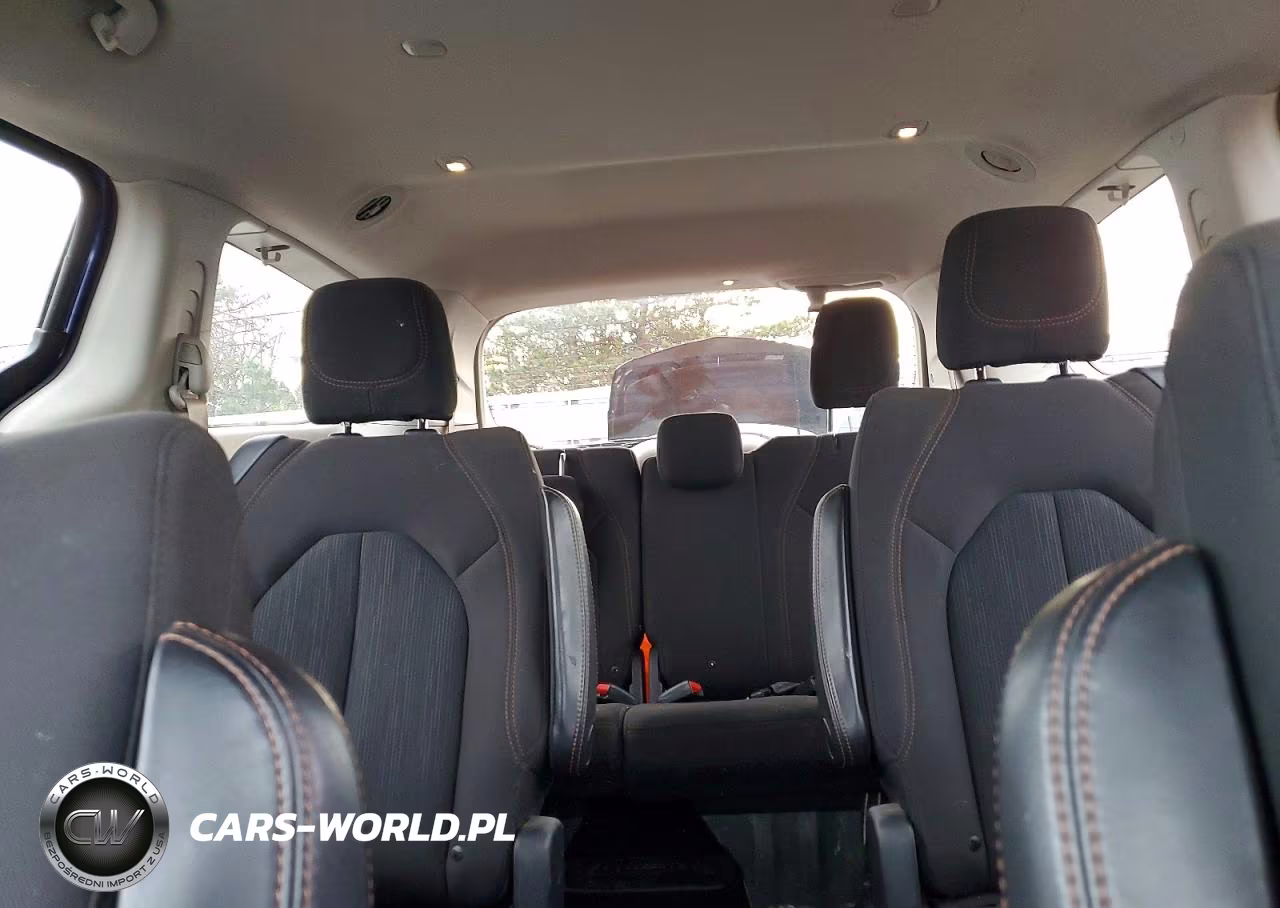 2019 Chrysler Pacifica Touring Plus VIN:2C4RC1FG6KR541362 - 10