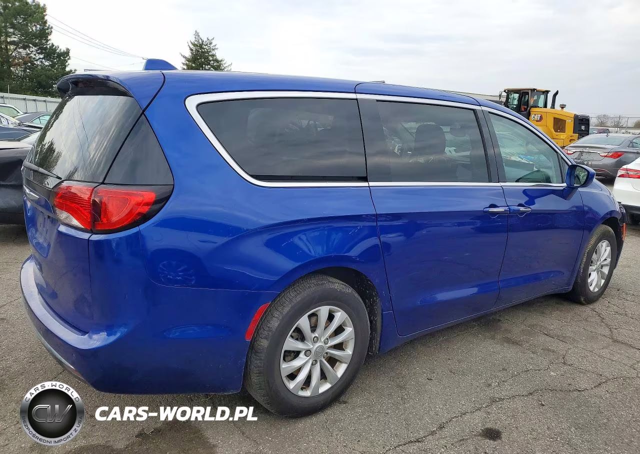 2019 Chrysler Pacifica Touring Plus VIN:2C4RC1FG6KR541362 - 3