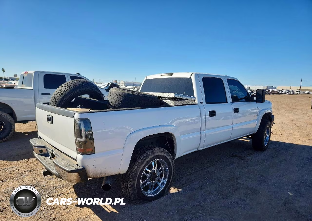 2005 Chevrolet Silverado C2500 Heavy Duty VIN:1GCHC232X5F813174 - 4