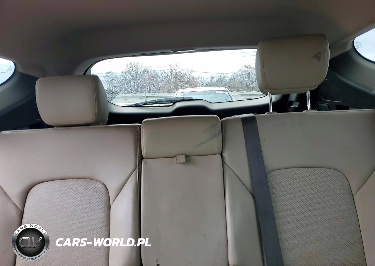 2018 Hyundai Santa Fe VIN:5XYZUDLB3JG523024 - 10