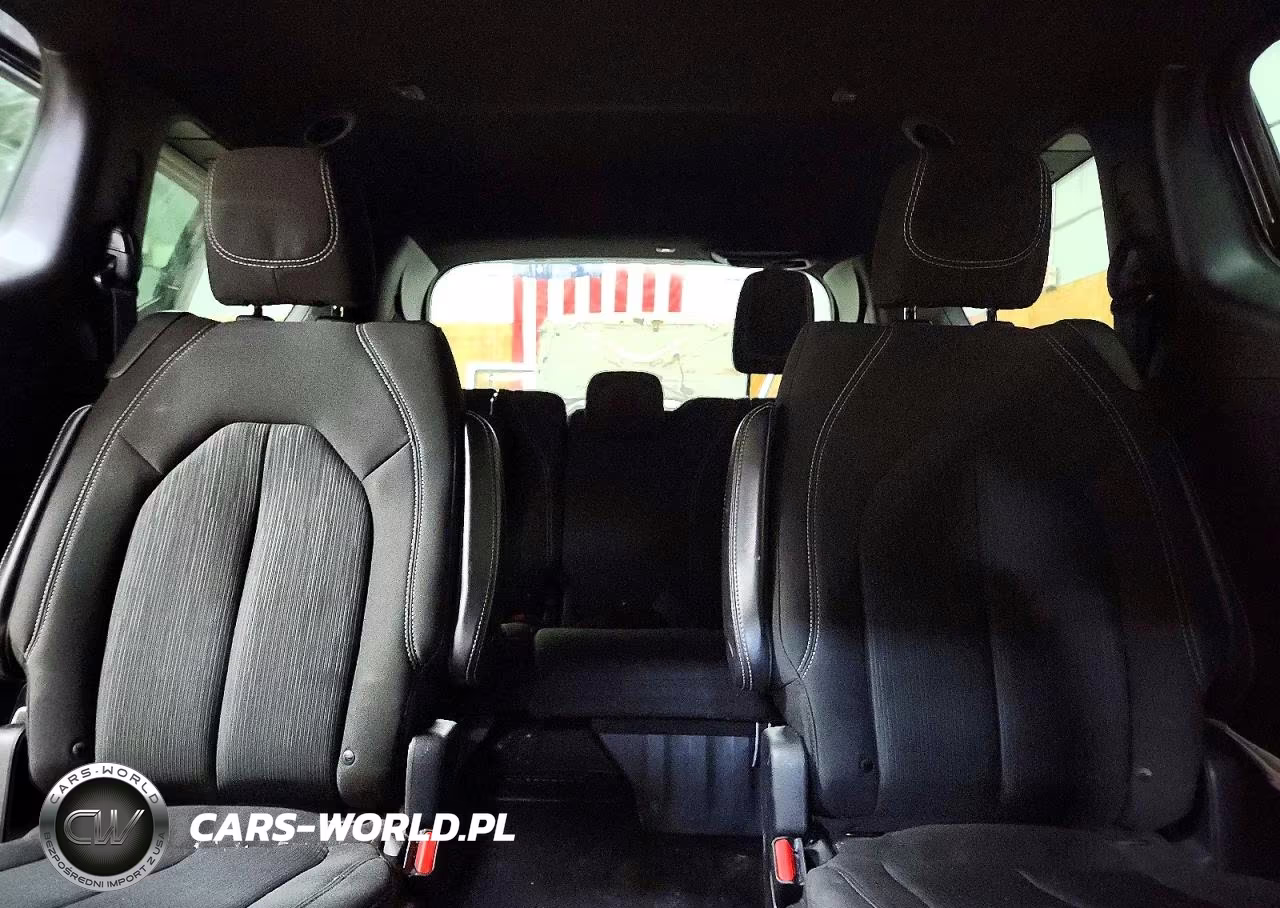 2019 Chrysler Pacifica Touring Plus VIN:2C4RC1FG4KR531851 - 10