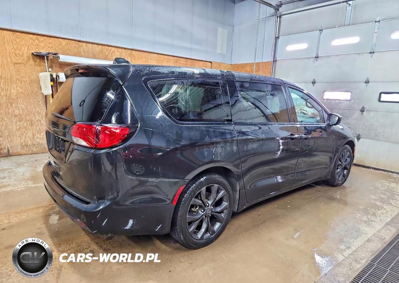 2019 Chrysler Pacifica Touring Plus VIN:2C4RC1FG4KR531851 - 3