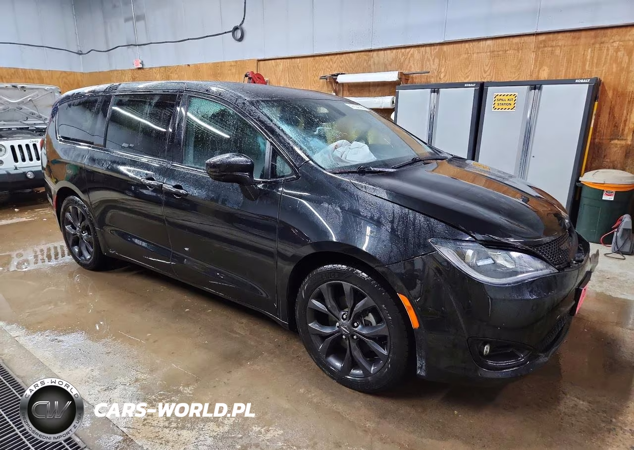 2019 Chrysler Pacifica Touring Plus VIN:2C4RC1FG4KR531851 - 4