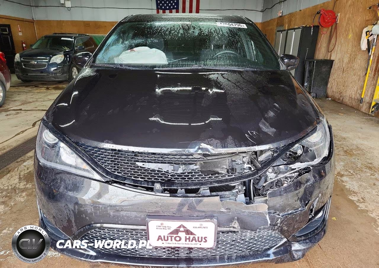 2019 Chrysler Pacifica Touring Plus VIN:2C4RC1FG4KR531851 - 5