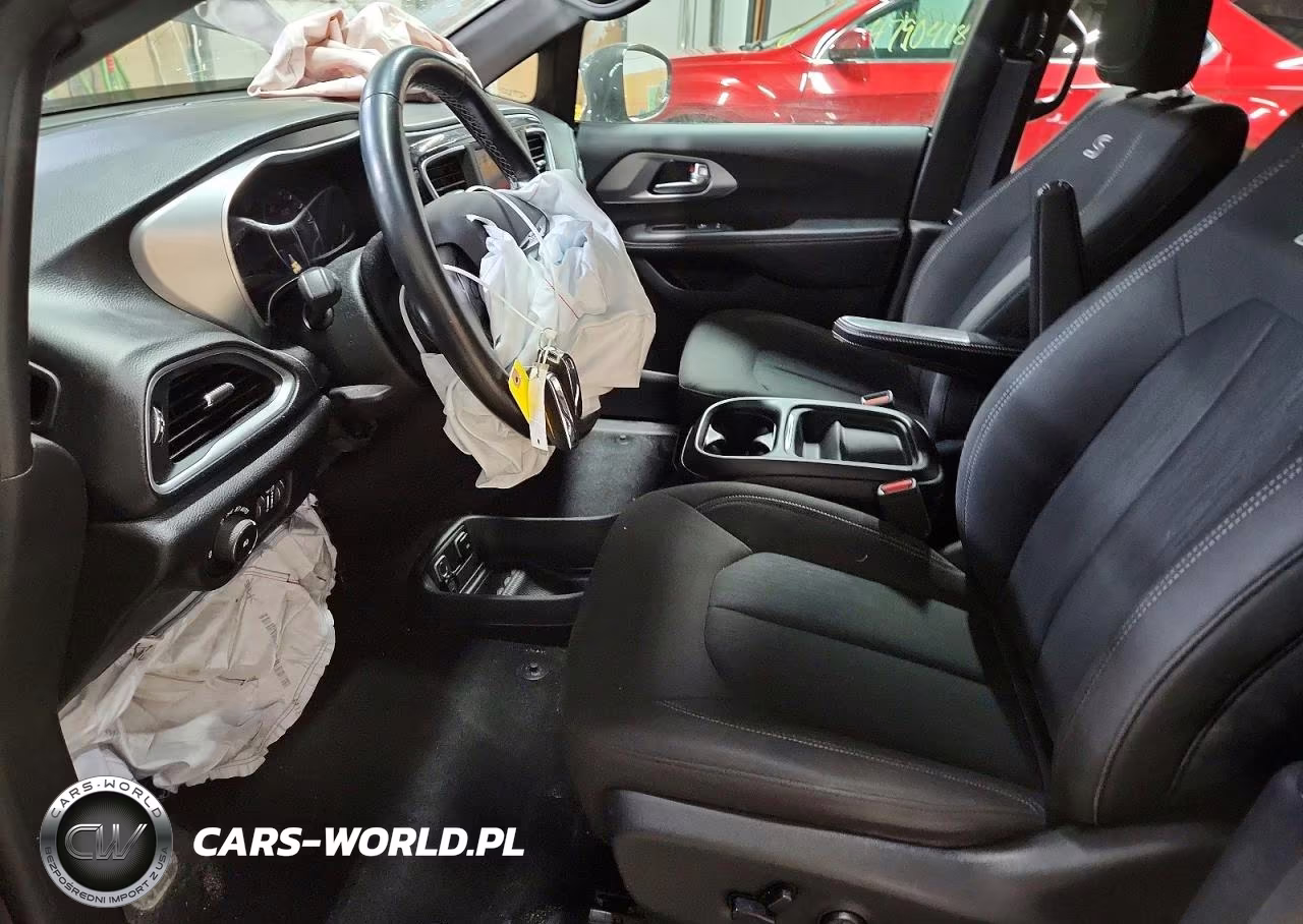 2019 Chrysler Pacifica Touring Plus VIN:2C4RC1FG4KR531851 - 7