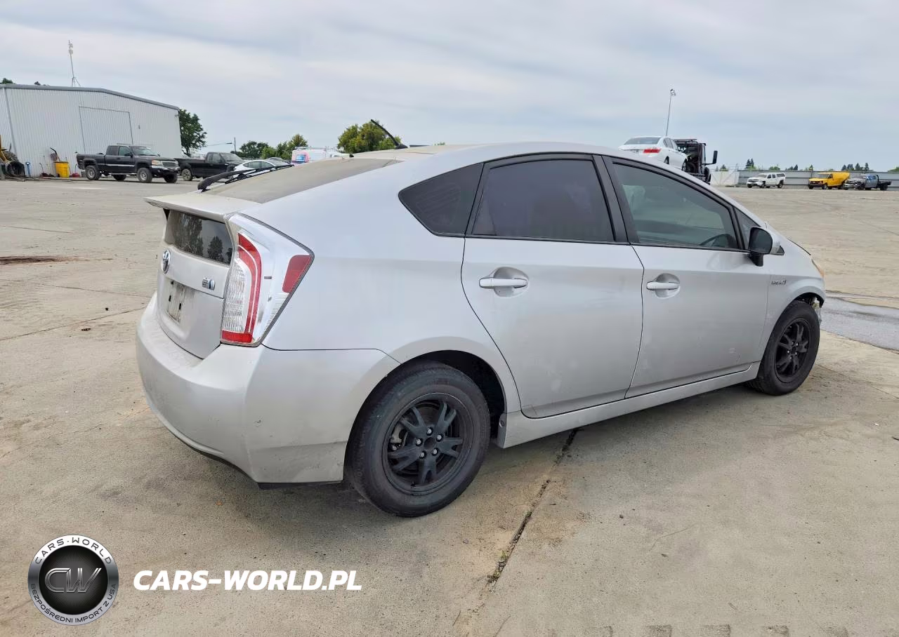2014 Toyota Prius Two VIN:JTDKN3DU3E0358211 - 3