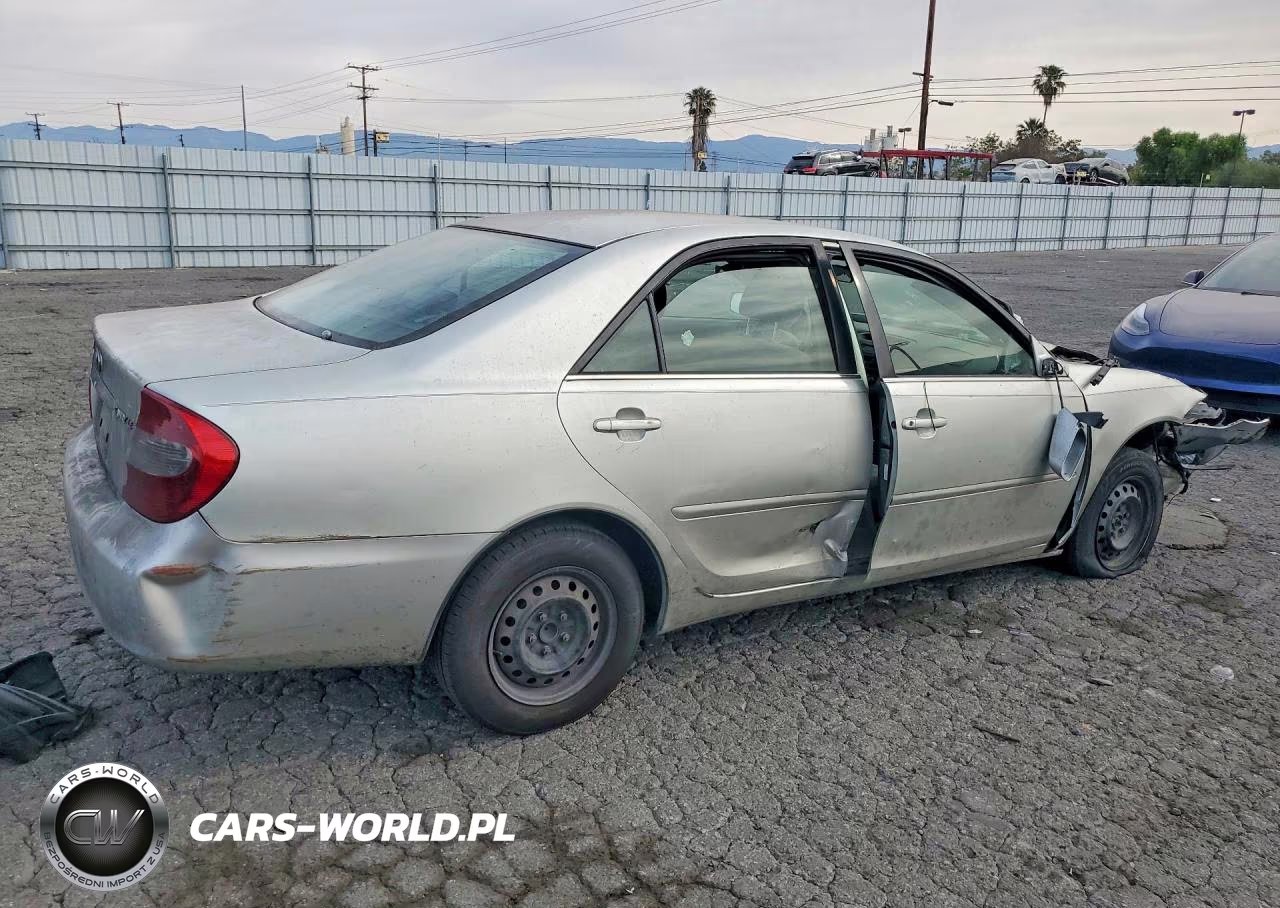 2002 Toyota Camry Le VIN:JTDBE32K220012311 - 3
