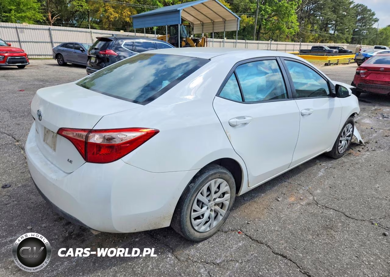 2018 Toyota Corolla Le VIN:5YFBURHE8JP756250 - 3