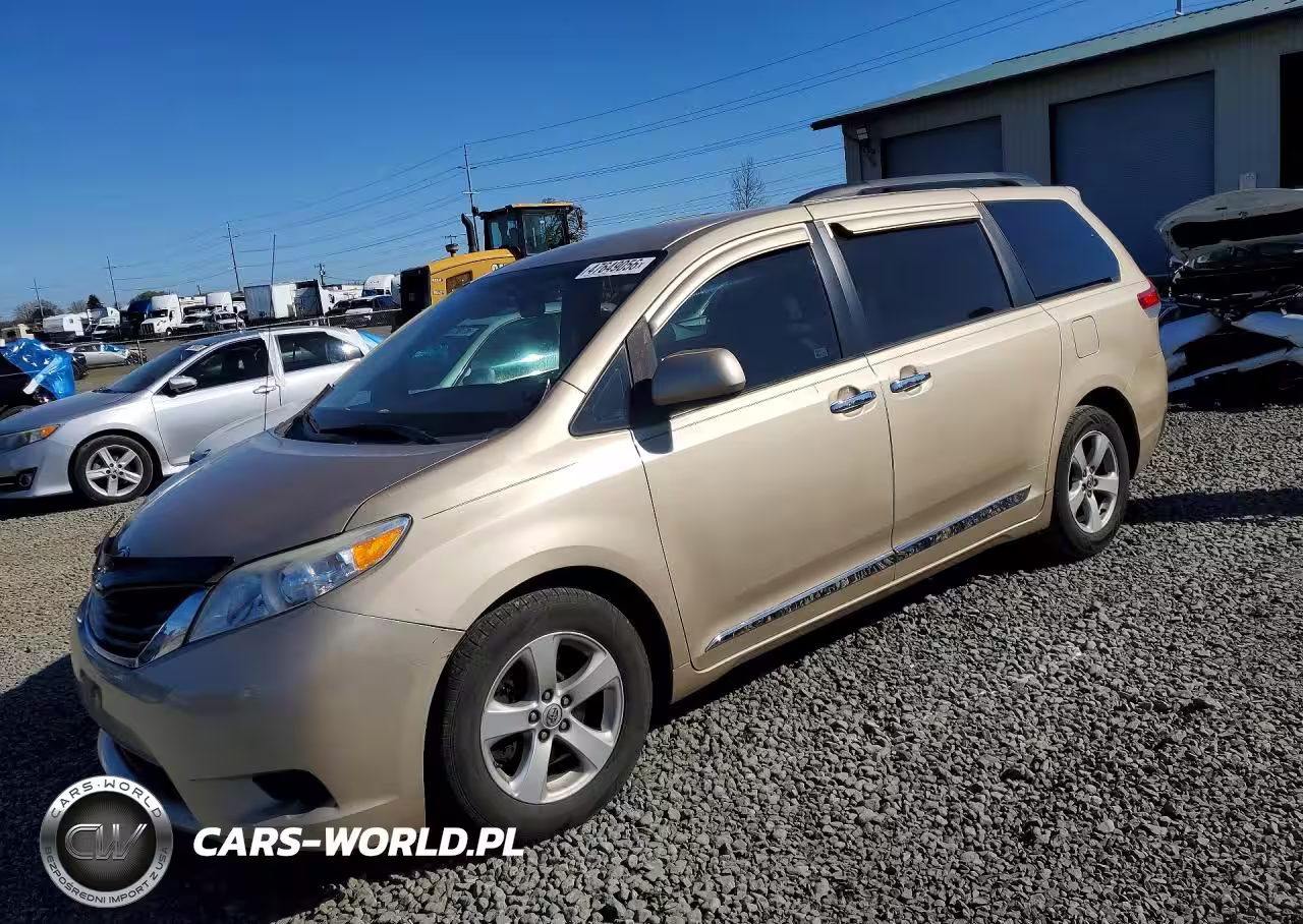 2013 Toyota Sienna Le 8-Passenger
