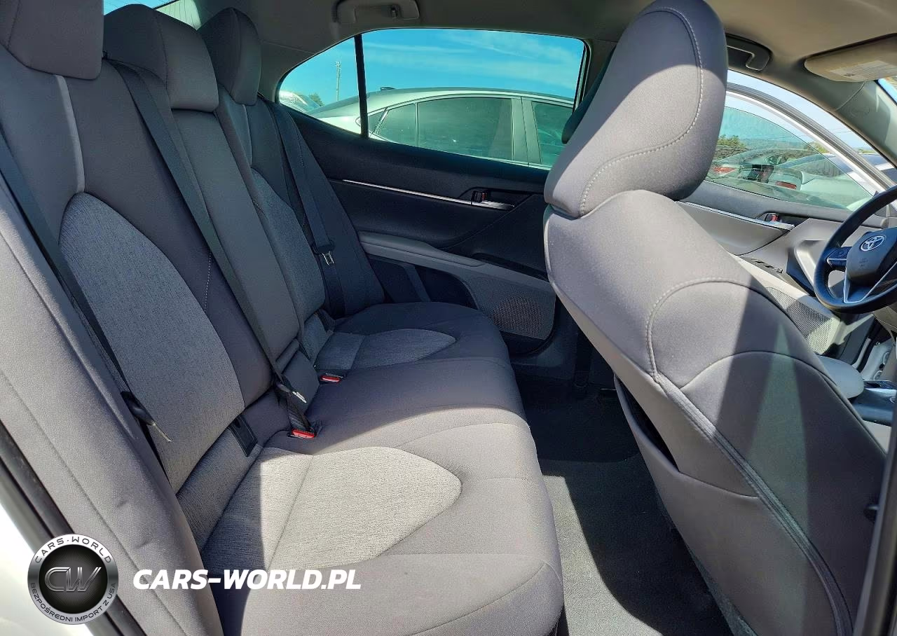 2021 Toyota Camry Hybrid Le VIN:4T1C31AK6MU552817 - 10