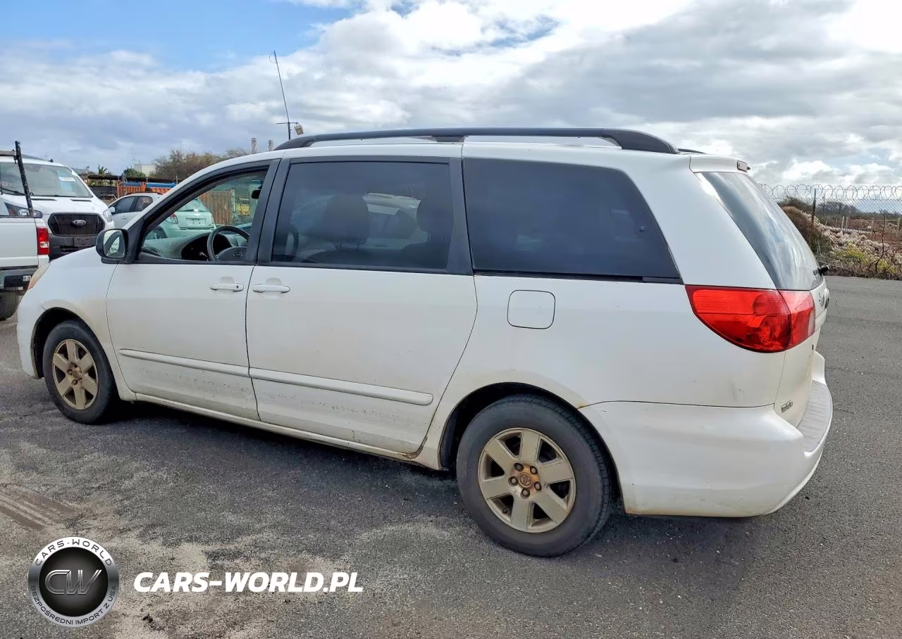 2010 Toyota Sienna Le 7-Passenger VIN:5TDKK4CC5AS306979 - 2