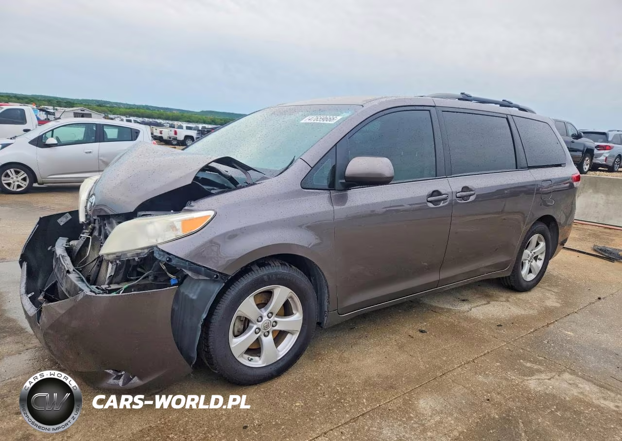 2013 Toyota Sienna Le 8-Passenger