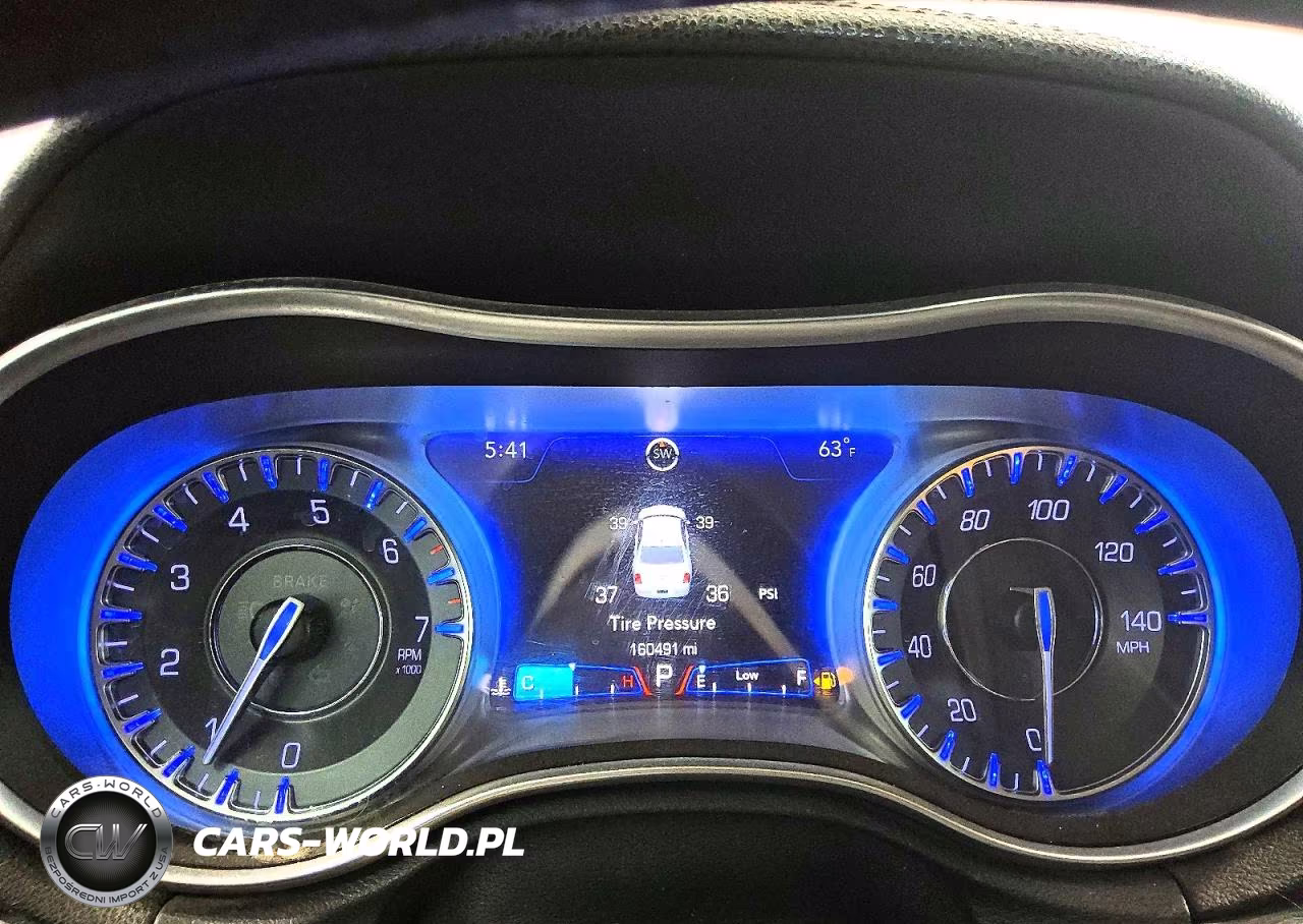 2018 Chrysler 300 Touring VIN:2C3CCAAGXJH253883 - 9