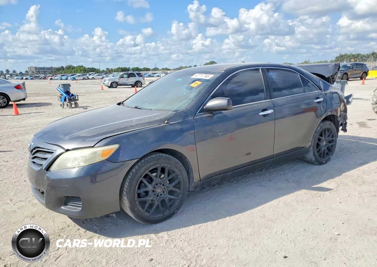 2010 Toyota Camry Le – zdjęcie 1 z 12