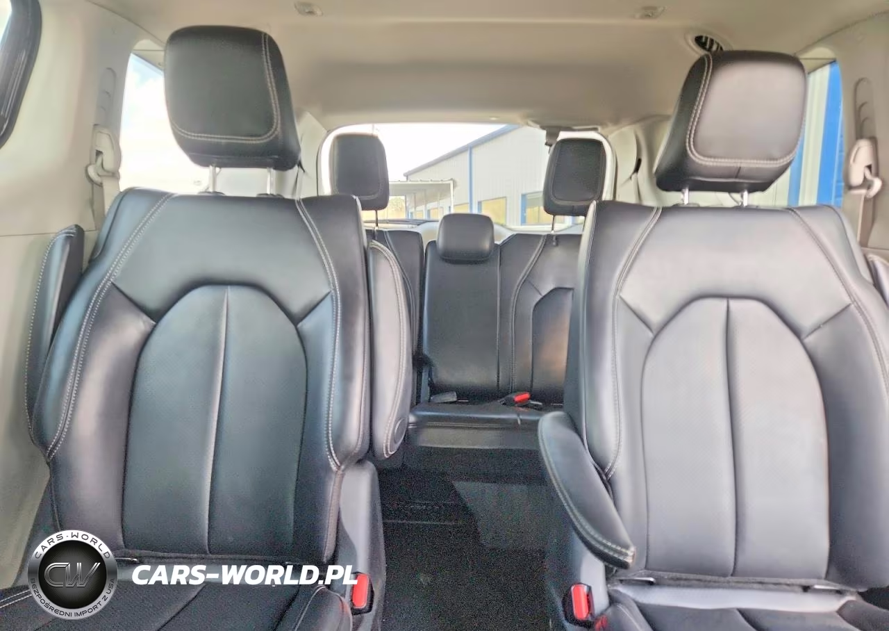 2023 Chrysler Pacifica Hybrid Touring L VIN:2C4RC1L70PR592271 - 10