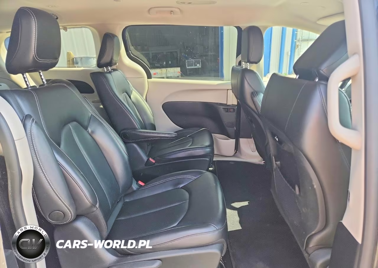 2023 Chrysler Pacifica Hybrid Touring L VIN:2C4RC1L70PR592271 - 11