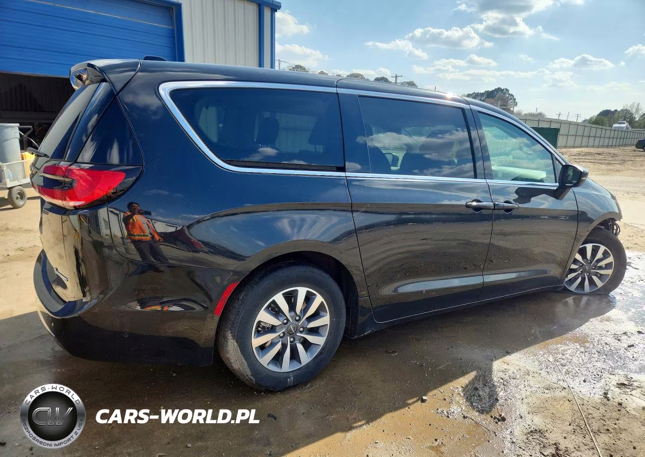 2023 Chrysler Pacifica Hybrid Touring L VIN:2C4RC1L70PR592271 - 3