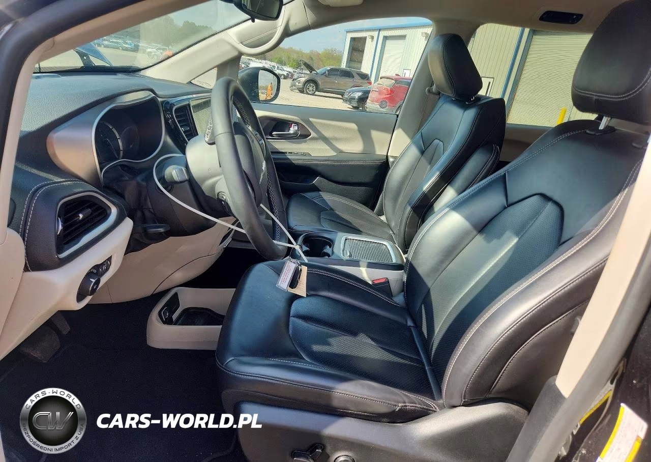 2023 Chrysler Pacifica Hybrid Touring L VIN:2C4RC1L70PR592271 - 7