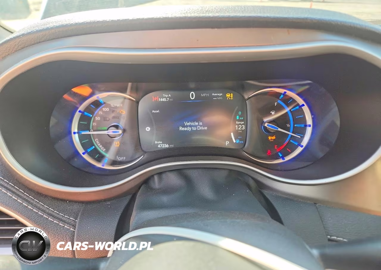 2023 Chrysler Pacifica Hybrid Touring L VIN:2C4RC1L70PR592271 - 9