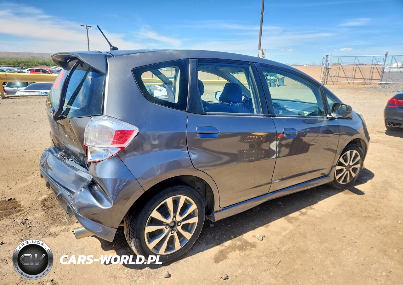 2013 Honda Fit Sport VIN:JHMGE8H54DC038235 - 3