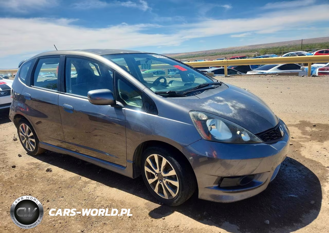 2013 Honda Fit Sport VIN:JHMGE8H54DC038235 - 4