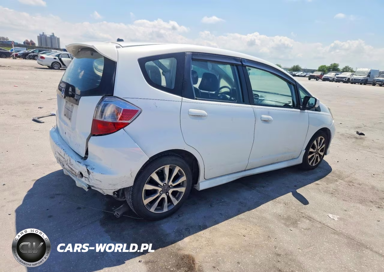 2013 Honda Fit Sport VIN:JHMGE8H54DC059392 - 3