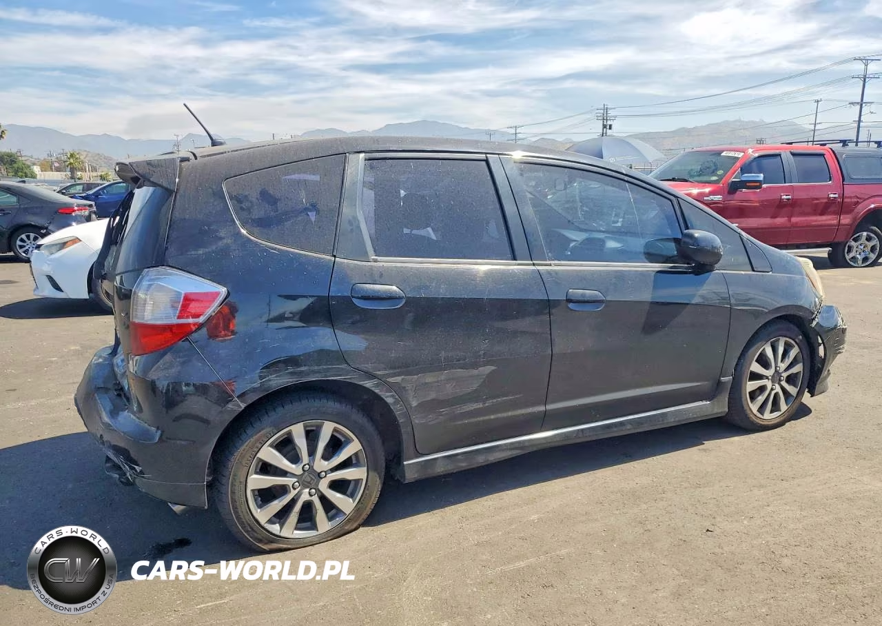 2013 Honda Fit Sport VIN:JHMGE8H57DC041002 - 3