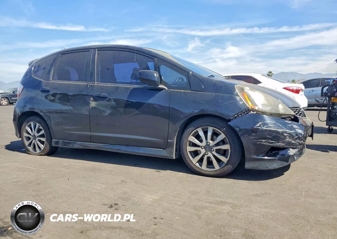 2013 Honda Fit Sport VIN:JHMGE8H57DC041002 - 4