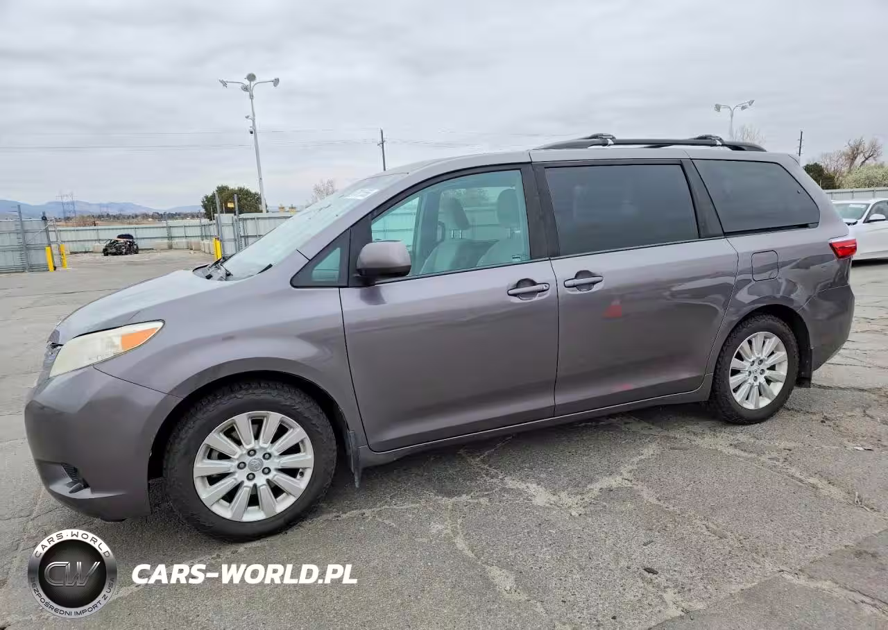 2015 Toyota Sienna Le 7-Passenger