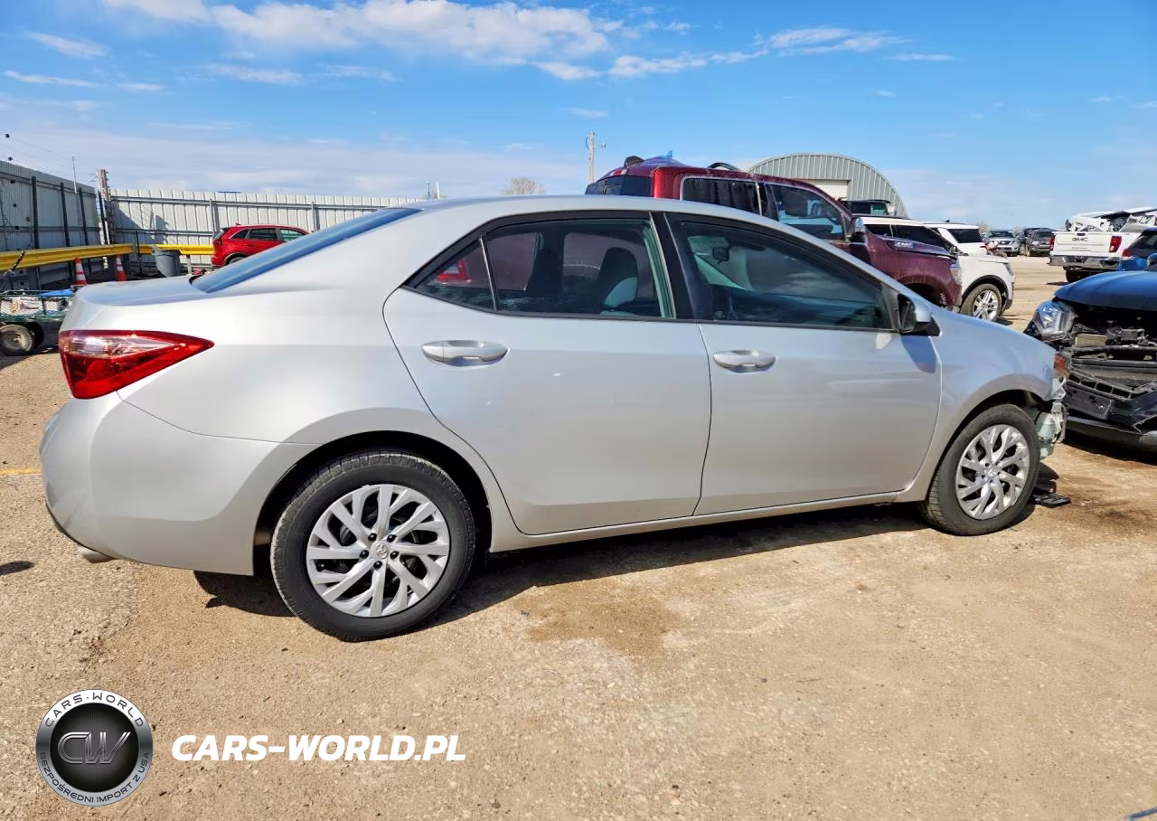 2018 Toyota Corolla Le VIN:5YFBURHEXJP835144 - 3